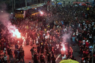 Rio de Janeiro, Rio de Janeiro, Brezilya - 11 Haziran 2025. AeroFla, 2025 FIFA Dünya Kulüpler Kupası için kulüp otobüsünün Galeao Havalimanı 'na gelişi üzerine Flamengo taraftarlarının seferberliği.           