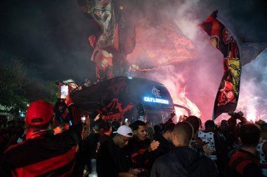 Rio de Janeiro, Rio de Janeiro, Brezilya - 11 Haziran 2025. AeroFla, 2025 FIFA Dünya Kulüpler Kupası için kulüp otobüsünün Galeao Havalimanı 'na gelişi üzerine Flamengo taraftarlarının seferberliği.           