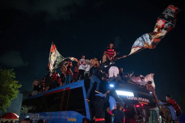 Rio de Janeiro, Rio de Janeiro, Brezilya - 11 Haziran 2025. AeroFla, 2025 FIFA Dünya Kulüpler Kupası için kulüp otobüsünün Galeao Havalimanı 'na gelişi üzerine Flamengo taraftarlarının seferberliği.           