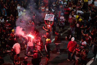 Rio de Janeiro, Rio de Janeiro, Brezilya - 11 Haziran 2025. AeroFla, 2025 FIFA Dünya Kulüpler Kupası için kulüp otobüsünün Galeao Havalimanı 'na gelişi üzerine Flamengo taraftarlarının seferberliği.           