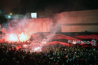 Rio de Janeiro, Rio de Janeiro, Brezilya - 11 Haziran 2025. AeroFla, 2025 FIFA Dünya Kulüpler Kupası için kulüp otobüsünün Galeao Havalimanı 'na gelişi üzerine Flamengo taraftarlarının seferberliği.           