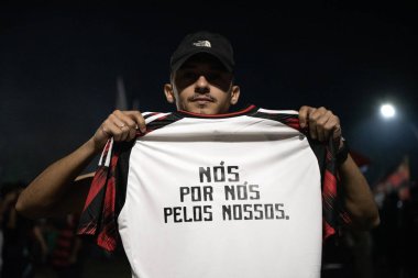 Rio de Janeiro, Rio de Janeiro, Brezilya - 11 Haziran 2025. AeroFla, 2025 FIFA Dünya Kulüpler Kupası için kulüp otobüsünün Galeao Havalimanı 'na gelişi üzerine Flamengo taraftarlarının seferberliği.           
