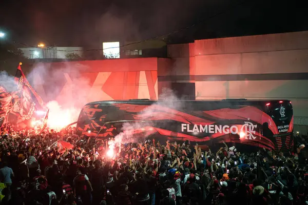 Rio de Janeiro, Rio de Janeiro, Brezilya - 11 Haziran 2025. AeroFla, 2025 FIFA Dünya Kulüpler Kupası için kulüp otobüsünün Galeao Havalimanı 'na gelişi üzerine Flamengo taraftarlarının seferberliği.           