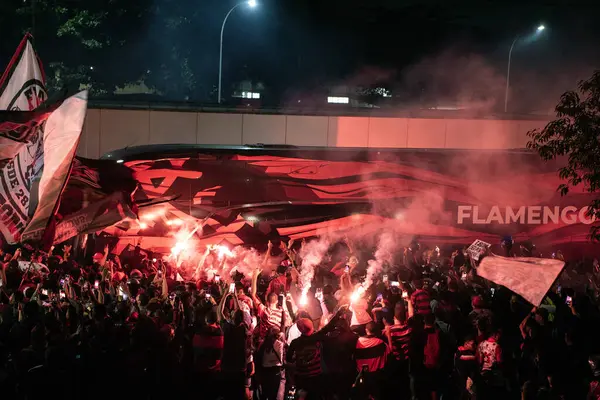 Rio de Janeiro, Rio de Janeiro, Brezilya - 11 Haziran 2025. AeroFla, 2025 FIFA Dünya Kulüpler Kupası için kulüp otobüsünün Galeao Havalimanı 'na gelişi üzerine Flamengo taraftarlarının seferberliği.           