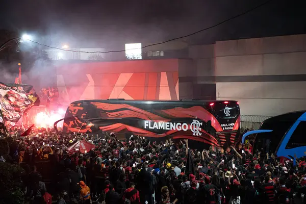 Rio de Janeiro, Rio de Janeiro, Brezilya - 11 Haziran 2025. AeroFla, 2025 FIFA Dünya Kulüpler Kupası için kulüp otobüsünün Galeao Havalimanı 'na gelişi üzerine Flamengo taraftarlarının seferberliği.           