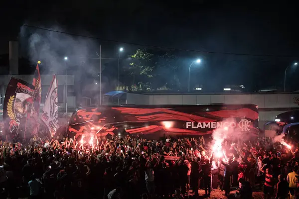 Rio de Janeiro, Rio de Janeiro, Brezilya - 11 Haziran 2025. AeroFla, 2025 FIFA Dünya Kulüpler Kupası için kulüp otobüsünün Galeao Havalimanı 'na gelişi üzerine Flamengo taraftarlarının seferberliği.           