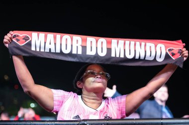 Rio de Janeiro, Rio de Janeiro, Brezilya - 24 Haziran 2025. Flamengo taraftarlarıyla Copacabana sahilinde FIFA Dünya Kupası 2025 Fan Zone.                  