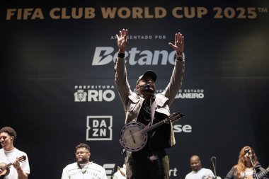 Rio de Janeiro, Rio de Janeiro, Brezilya - 24 Haziran 2025. Flamengo taraftarlarıyla Copacabana sahilinde FIFA Dünya Kupası 2025 Fan Zone.                  