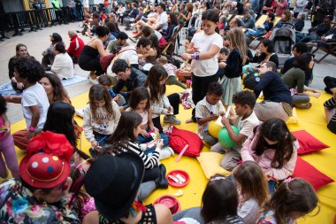 Rio de Janeiro, Rio de Janeiro, Brezilya - 16 Ağustos 2025. Arpoador 'daki Garota de Ipanema Parkı' nda 2025 Piyano Festivali 'nde Capuchin Maymun Sirki' nin sunumu..                 