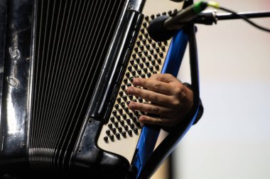 Rio de Janeiro (RJ), 16 / 08 / 2025 - FESTIVAL Piyano PARA TODOS 2025 - Libertango Üçlüsü. Bedava Piyano Festivali Arpoador 'daki Garota de Ipanema Parkı' nda herkese sergilenecek..  