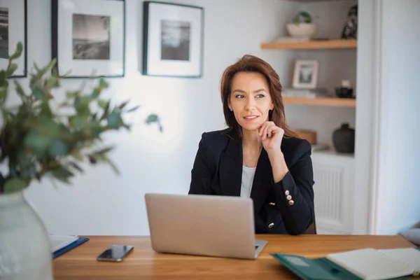 Myśląca Bizneswoman Używająca Laptopa Podczas Pracy Swoim Biurze Pewna Siebie — Zdjęcie stockowe