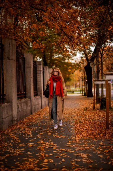 Mulher Meia Idade Moda Andando Rua Desfrutando Dia Outono Mulher — Fotografia de Stock