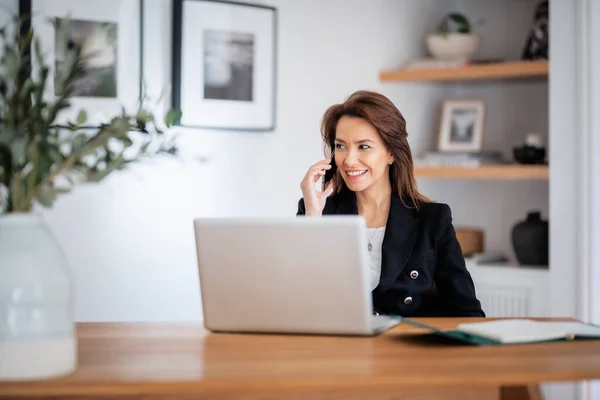 Aufnahme Einer Attraktiven Geschäftsfrau Die Mit Einem Laptop Telefoniert Während — Stockfoto