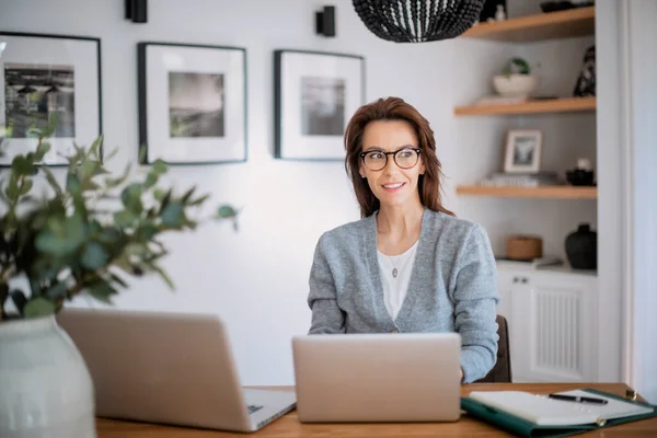 Denkende Frau Sitzt Laptop Selbstbewusste Geschäftsfrau Die Von Hause Aus — Stockfoto