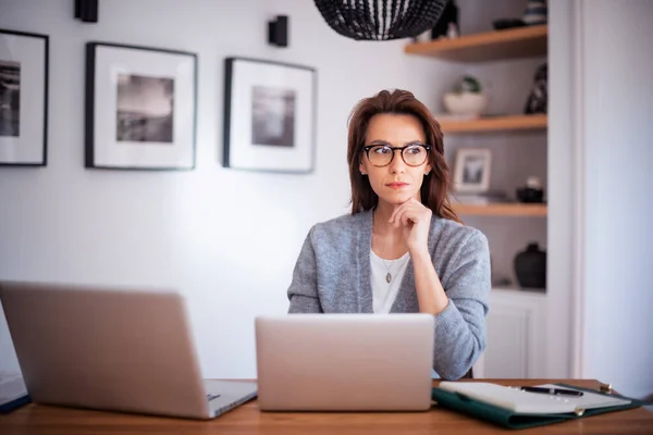 ノートパソコンに座って考えている女性 自宅で働く自信のあるビジネス女性 内務省 — ストック写真