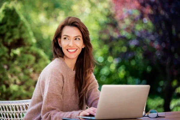 Selbstbewusste Frau Mittleren Alters Mit Laptop Die Auf Dem Balkon — Stockfoto