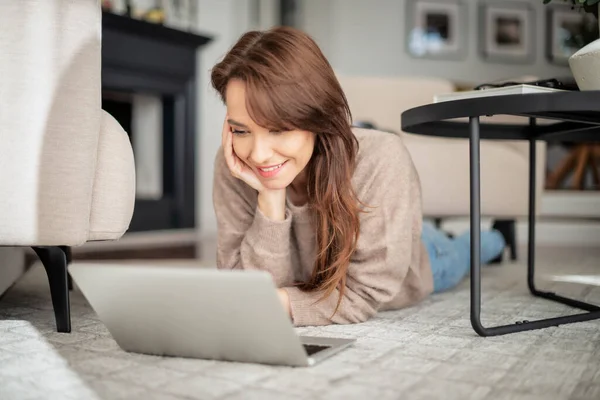 Całkowite Ujęcie Szczęśliwej Kobiety Korzystającej Laptopa Dzwoniącej Wideo Podczas Relaksu — Zdjęcie stockowe