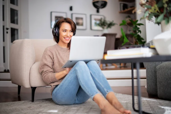Zbliżenie Pięknej Kobiety Średnim Wieku Słuchawkami Korzystającej Laptopa Podczas Rozmowy Obrazek Stockowy