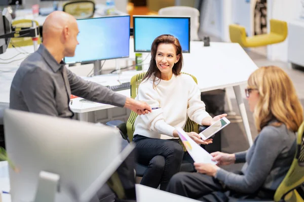 사업가들 직장에서 회의중에 컴퓨터를 사업가 확신에 사업가 직장에서 일하고 — 스톡 사진