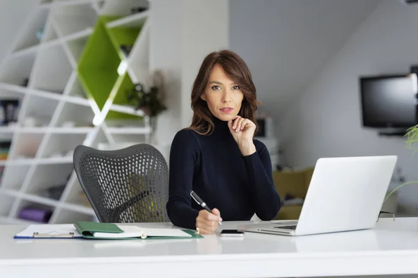 Confident Businesswoman Using Laptop Office Attractive Brunette Haired Professional Female — Φωτογραφία Αρχείου