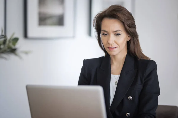 拍了一个有吸引力的商业女人使用笔记本电脑在她的家庭办公室工作 有自信的女人穿西装 — 图库照片