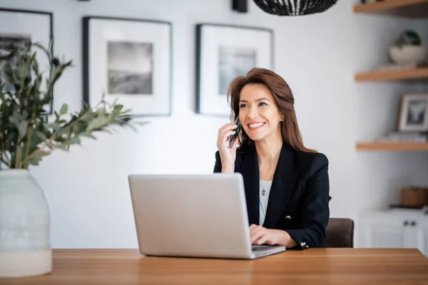 Tiro Uma Mulher Negócios Atraente Usando Laptop Ter Uma Chamada — Fotografia de Stock
