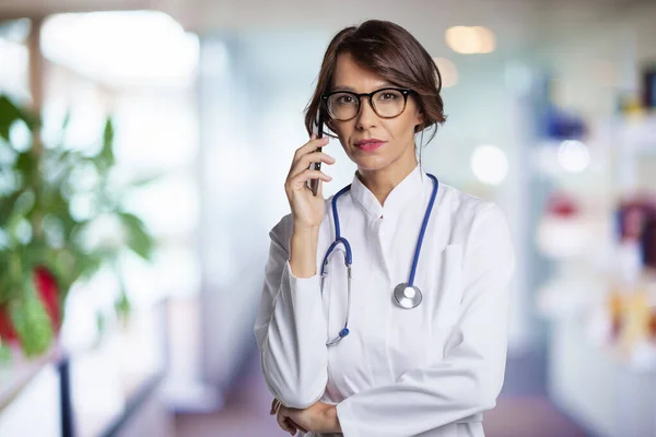 Mid Aged Female Doctor Wearing White Lab Coat Using Mobile — Stock Photo, Image