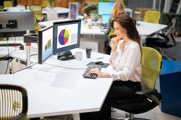 Geschäftsfrau Mittleren Alters Benutzt Computer Während Sie Schreibtisch Büro Sitzt — Stockfoto