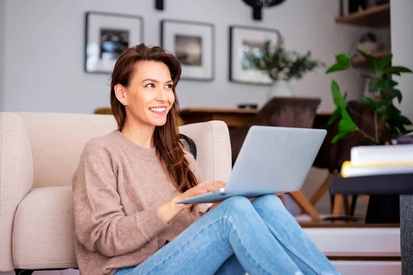 Shot Attractive Middle Aged Woman Sitting Home Using Laptop Beautiful — Stock Photo, Image