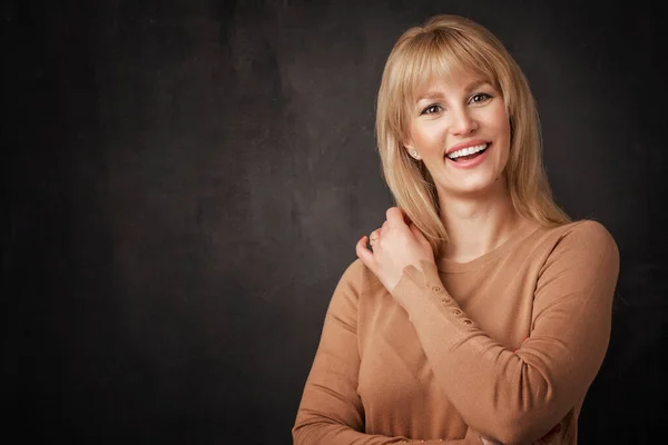 Schöne Lächelnde Frau Die Vor Isoliertem Dunklen Hintergrund Steht Blonde — Stockfoto