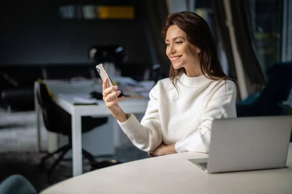 Bizneswoman Średnim Wieku Sms Uje Używa Laptopa Siedząc Przy Biurku — Zdjęcie stockowe