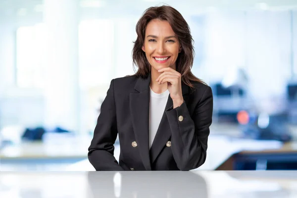 Attractive Businesswoman Wearing Black Blazer While Sitting — Stok fotoğraf