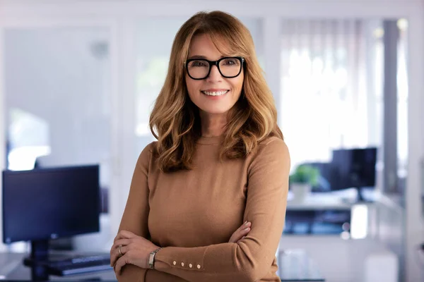 Empresária Executiva Vestindo Óculos Sorridente Alegre Enquanto Estava Escritório — Fotografia de Stock