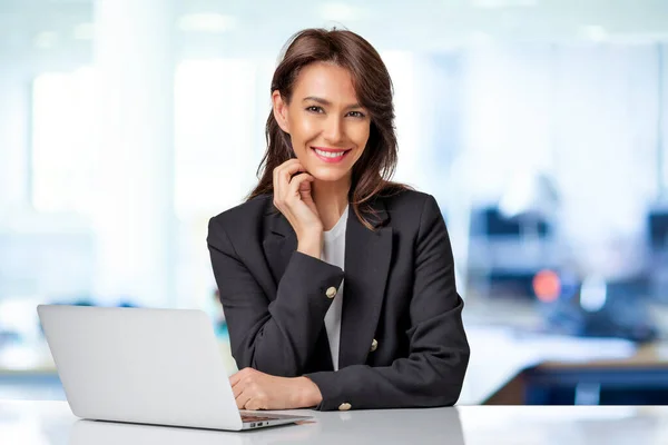 Atrakcyjna Bizneswoman Marynarce Używająca Laptopa Pracy Uśmiechnięta Kobieta Patrząca Kamerę — Zdjęcie stockowe