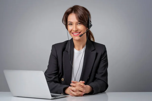 Studio Foto Assistente Servizio Clienti Indossando Cuffie Mentre Seduto Dietro — Foto Stock