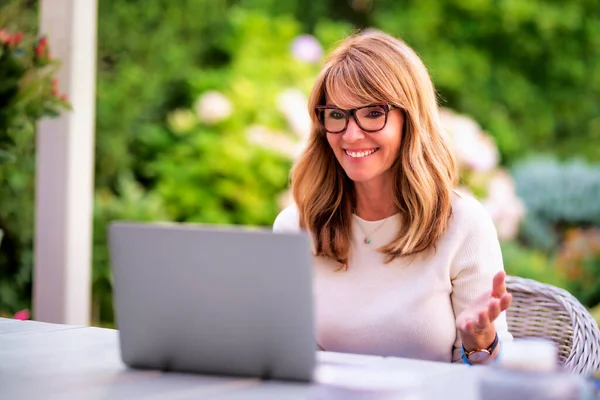 Atractiva Mujer Mediana Edad Usando Computadora Portátil Para Videoconferencias Mientras —  Fotos de Stock