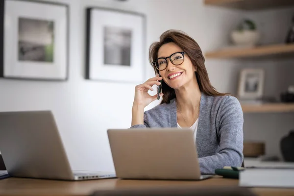 Happy Woman Using Mobile Phone Laptops Work Confident Business Woman — ストック写真