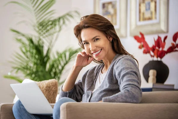 Shot Attractive Middle Aged Woman Sitting Armchair While Using Laptop — Foto de Stock