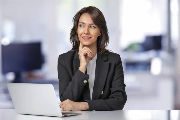 Mulher Negócios Atraente Vestindo Blazer Usando Laptop Para Trabalho Mulher — Fotografia de Stock