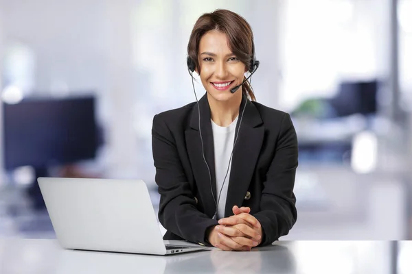 客户服务助理坐在电脑前 头戴耳机 在呼叫中心工作 穿着黑色西装的有魅力的女商人 — 图库照片