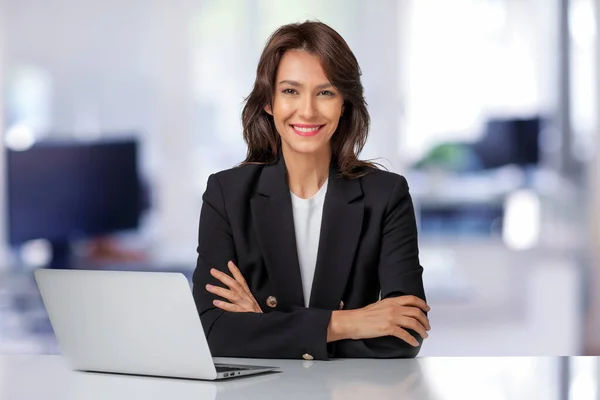 Aantrekkelijke Zakenvrouw Draagt Blazer Gebruikt Laptop Voor Werk Glimlachend Vrouwtje — Stockfoto