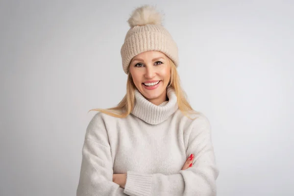 배경에 아름다운 미소짓는 모자를 터틀넥 스웨터를 — 스톡 사진