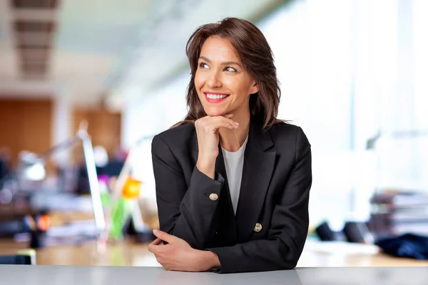 Atraktivní Podnikatelka Vzhlíží Vesele Usmívá Zatímco Sedí Stolem Kanceláři Bruneta — Stock fotografie