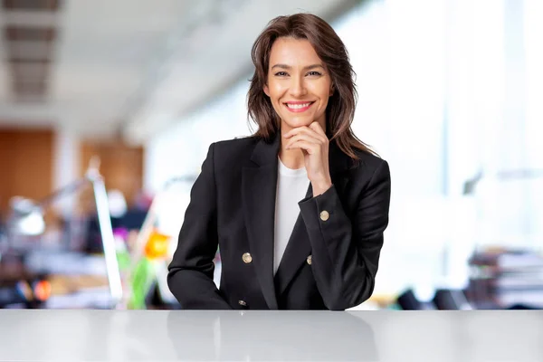 Ελκυστική Επιχειρηματίας Που Φοράει Μαύρο Σακάκι Ενώ Κάθεται Στο Γραφείο — Φωτογραφία Αρχείου