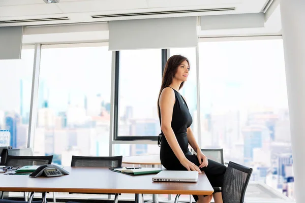 Die Ganze Länge Einer Attraktiven Geschäftsfrau Die Sitzungssaal Schreibtisch Sitzt — Stockfoto