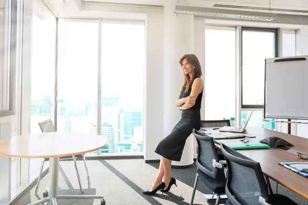 Die Ganze Länge Einer Attraktiven Geschäftsfrau Die Schreibtisch Sitzungssaal Steht — Stockfoto