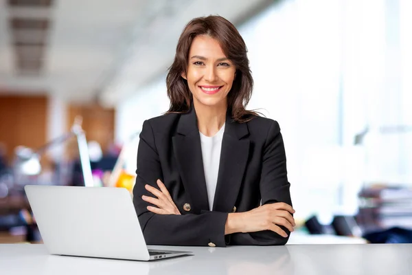 Atraktivní Obchodnice Saku Notebookem Práci Usmívající Žena Sedící Kanceláři Pracující — Stock fotografie