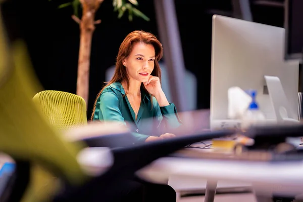 オフィスでデスクに座っている間 コンピュータを使用している中年のビジネス女性 新しいビジネスプロジェクトで働くプロの女性 — ストック写真