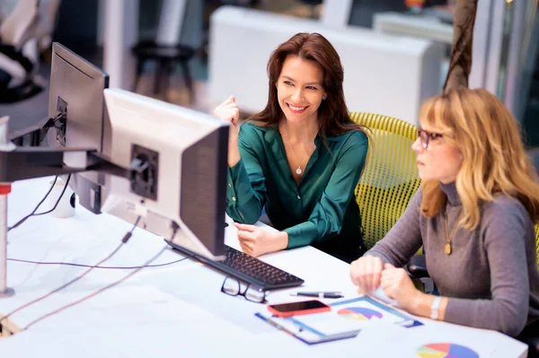 Groep Vrouwelijke Zakenmensen Die Samenwerken Het Coworking Office — Stockfoto