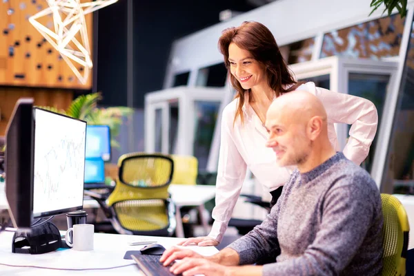 職場での会議中にコンピュータを使うビジネス関係者 笑顔の実業家と自信のあるビジネスマンが同僚のオフィスで一緒に働く — ストック写真